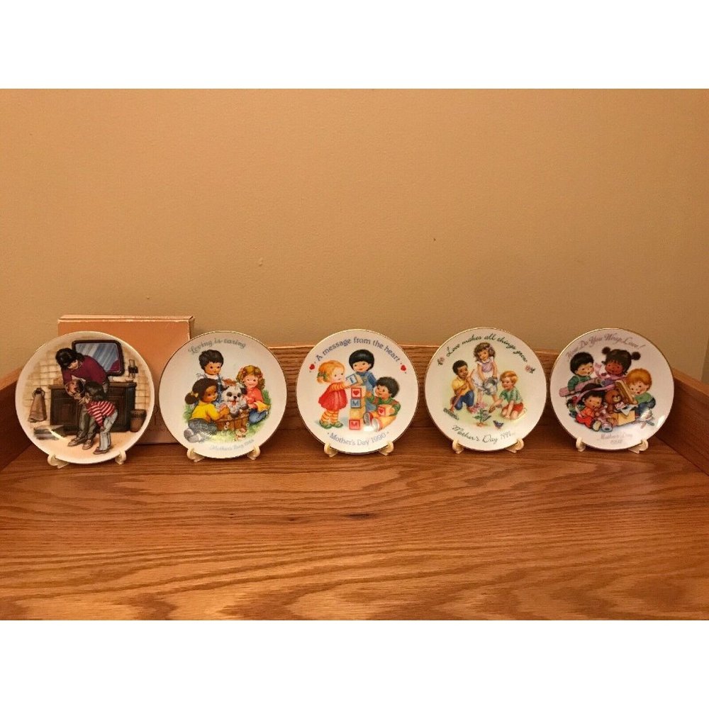 Lot Of (5) AVON 5” Mothers Day Plates 1986,1989,1990,1991,1992 With Stands EUC